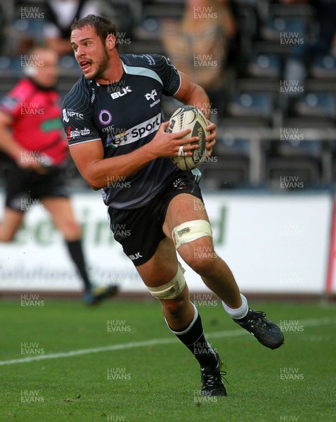 210914 - Ospreys v Edinburgh - Guinness PRO12 - Tyler Ardron of Ospreys runs in a try 