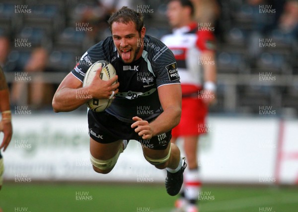 210914 - Ospreys v Edinburgh - Guinness PRO12 - Tyler Ardron of Ospreys runs in a try 