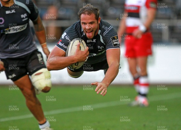 210914 - Ospreys v Edinburgh - Guinness PRO12 - Tyler Ardron of Ospreys runs in a try 