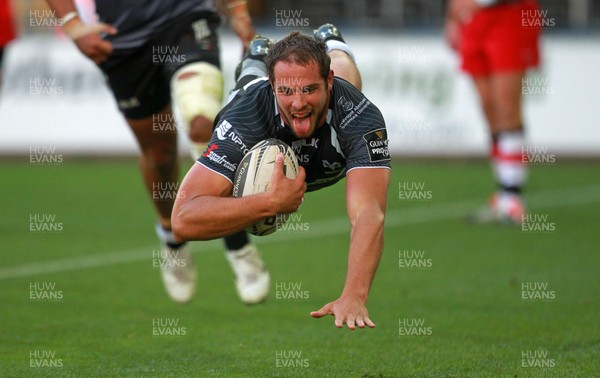 210914 - Ospreys v Edinburgh - Guinness PRO12 - Tyler Ardron of Ospreys runs in a try 