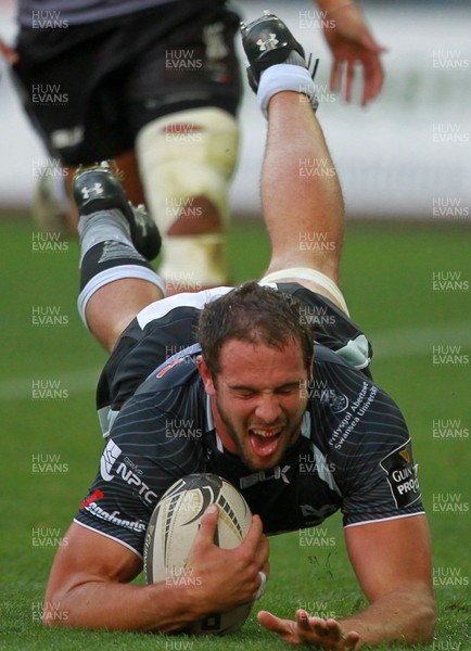 210914 - Ospreys v Edinburgh - Guinness PRO12 - Tyler Ardron of Ospreys runs in a try 