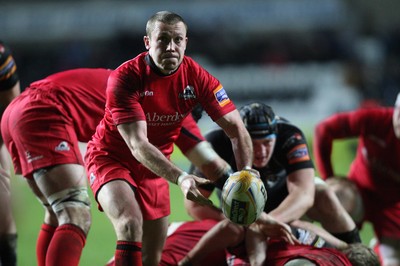 220213 - Ospreys v Edinburgh Rugby, RaboDirect PRO12 - Edinburgh's Richie Rees feeds the ball out