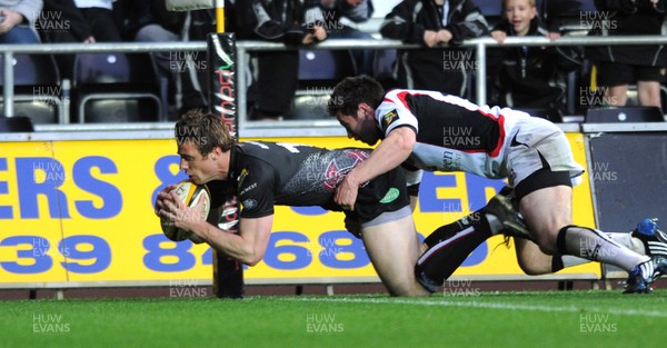 25.04.09 - Ospreys v Edinburgh - Magners League - Ospreys Tommy Bowe scores try. 