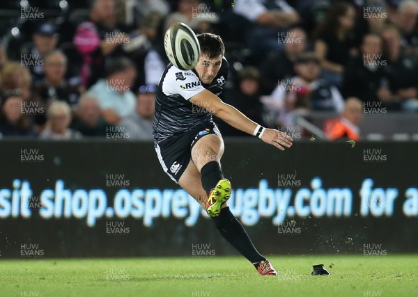 310818 - Ospreys v Edinburgh Rugby, Guinness PRO14 - Sam Davies of Ospreys attempts a penalty kick at goal