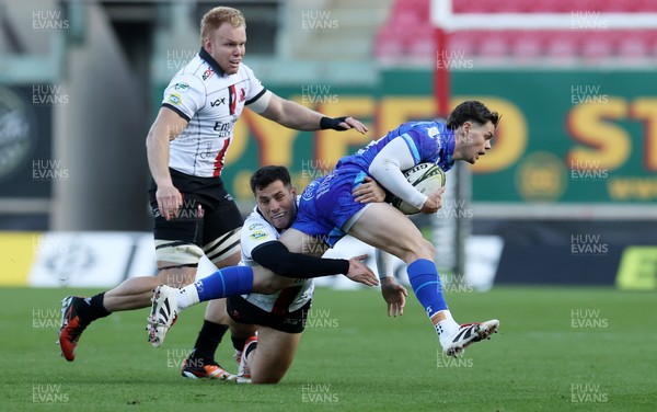 081224 - Ospreys v Emirates Lions, EPCR Challenge Cup - Jack Walsh of Ospreys is tackled by Rynhardt Jonker of Lions 