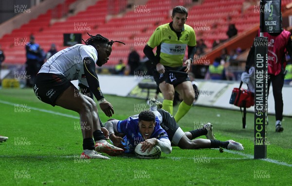 081224 - Ospreys v Emirates Lions, EPCR Challenge Cup - Keelan Giles of Ospreys scores a try