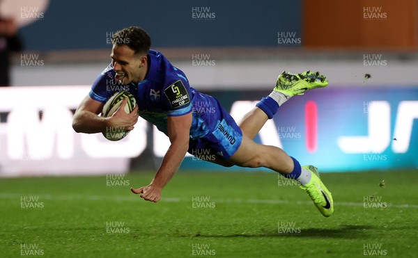 081224 - Ospreys v Emirates Lions, EPCR Challenge Cup - Kieran Hardy of Ospreys dives over the line to score a try