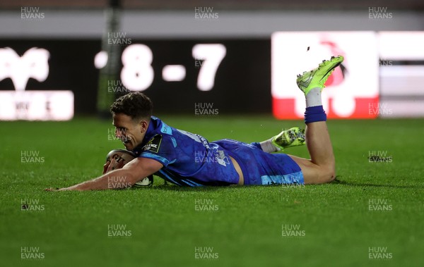 081224 - Ospreys v Emirates Lions, EPCR Challenge Cup - Kieran Hardy of Ospreys dives over the line to score a try