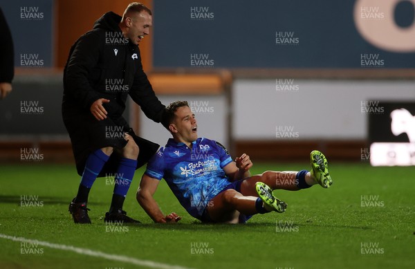 081224 - Ospreys v Emirates Lions, EPCR Challenge Cup - Kieran Hardy of Ospreys celebrates scoring a try with team mates