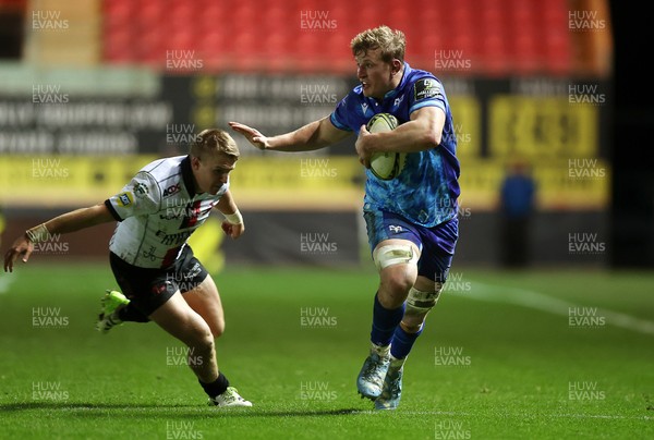 081224 - Ospreys v Emirates Lions, EPCR Challenge Cup - Jac Morgan of Ospreys is challenged by Nico Steyn of Lions 