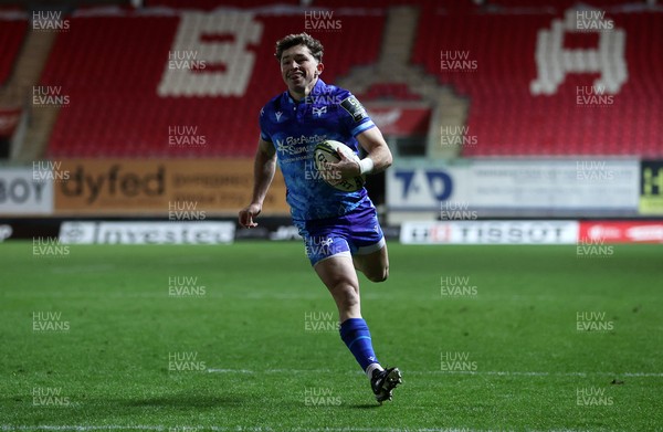 081224 - Ospreys v Emirates Lions, EPCR Challenge Cup - Dan Edwards of Ospreys runs in to score a try