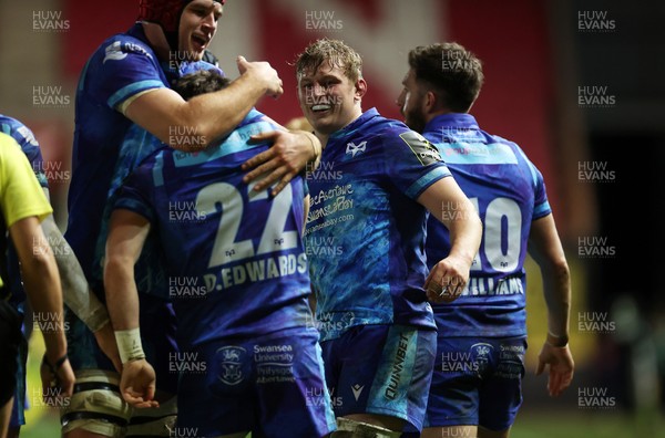 081224 - Ospreys v Emirates Lions, EPCR Challenge Cup - Jac Morgan of Ospreys celebrates with Dan Edwards after scoring a try