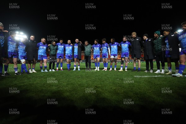 081224 - Ospreys v Emirates Lions, EPCR Challenge Cup - Ospreys Head Coach Toby Booth speaks in the team huddle