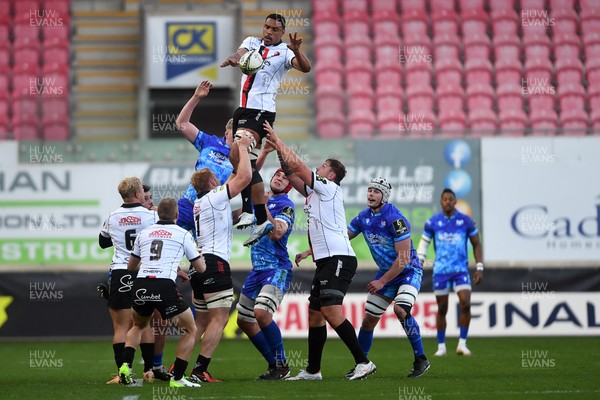 081224 - Ospreys v Emirates Lions -  EPCR Challenge Cup - Darrien Landsberg of Emirates Lions wins the line out