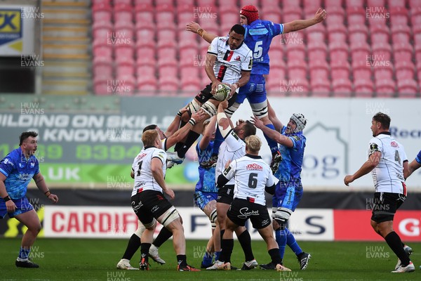 081224 - Ospreys v Emirates Lions -  EPCR Challenge Cup - Darrien Landsberg of Emirates Lions wins the line out