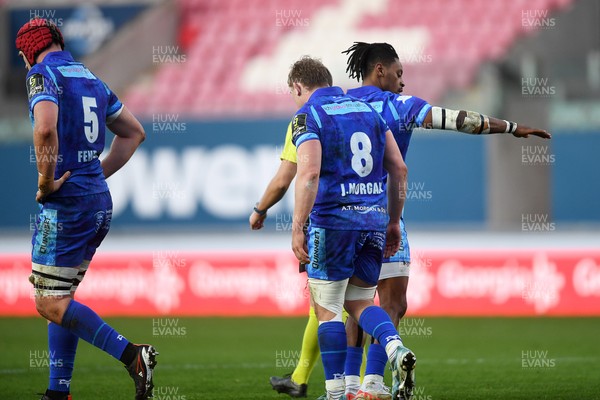 081224 - Ospreys v Emirates Lions -  EPCR Challenge Cup - Jac Morgan of Ospreys celebrates scoring a try with team mates