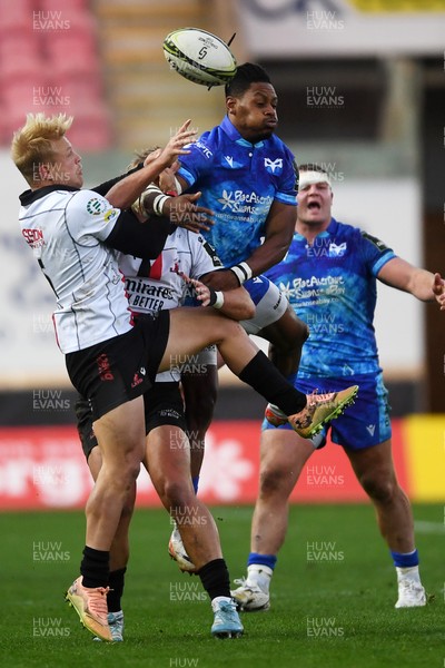 081224 - Ospreys v Emirates Lions -  EPCR Challenge Cup - Dan Kasende of Ospreys is challenged by Darrien Landsberg of Emirates Lions