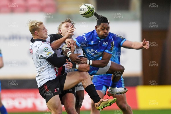 081224 - Ospreys v Emirates Lions -  EPCR Challenge Cup - Dan Kasende of Ospreys is challenged by Darrien Landsberg of Emirates Lions