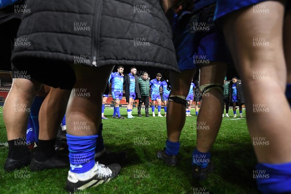 081224 - Ospreys v Emirates Lions -  EPCR Challenge Cup - Ospreys huddle at full time