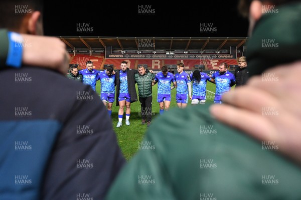 081224 - Ospreys v Emirates Lions -  EPCR Challenge Cup - Ospreys huddle at full time