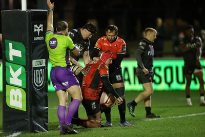 230126 - Ospreys v Emirates Lions - United Rugby Championship - Francke Horn of Lions celebrates scoring a try with team mates