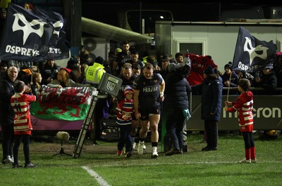 230126 - Ospreys v Emirates Lions - United Rugby Championship - Dewi Lake of Ospreys with mascot