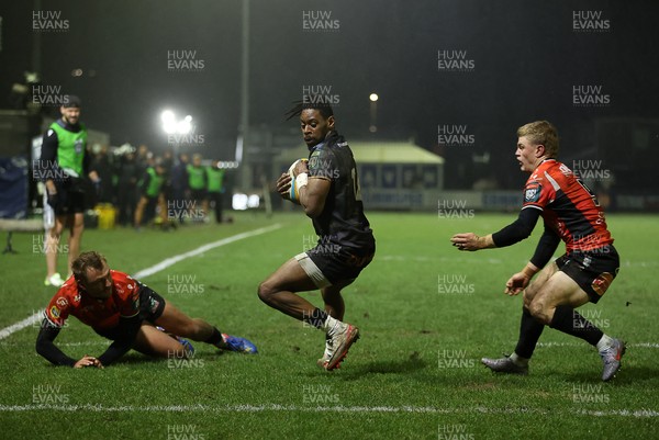 230126 - Ospreys v Emirates Lions - United Rugby Championship - Dan Kasende of Ospreys scores a try