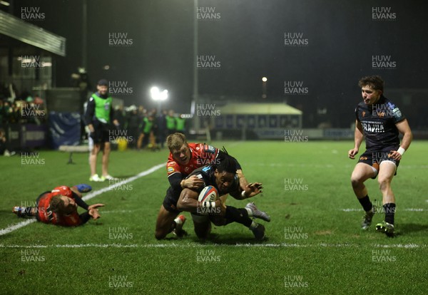 230126 - Ospreys v Emirates Lions - United Rugby Championship - Dan Kasende of Ospreys scores a try