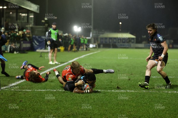 230126 - Ospreys v Emirates Lions - United Rugby Championship - Dan Kasende of Ospreys scores a try