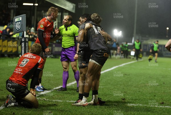 230126 - Ospreys v Emirates Lions - United Rugby Championship - Dan Kasende of Ospreys scores a try