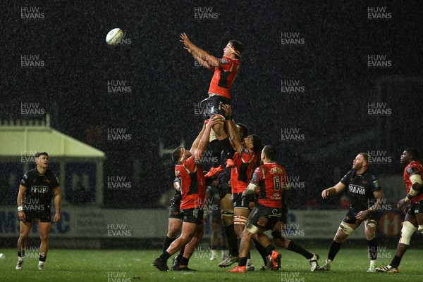 230126 - Ospreys v Emirates Lions - United Rugby Championship - Jarod Cairns of Lions wins the line out
