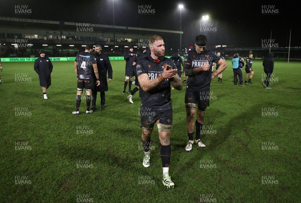 230126 - Ospreys v Emirates Lions - United Rugby Championship - Ross Moriarty of Ospreys thanks the fans at full time