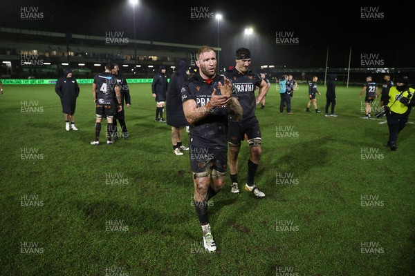 230126 - Ospreys v Emirates Lions - United Rugby Championship - Ross Moriarty of Ospreys thanks the fans at full time