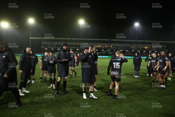 230126 - Ospreys v Emirates Lions - United Rugby Championship - Dewi Lake of Ospreys and team mates thanks the fans at full time