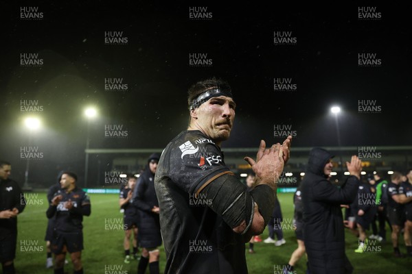 230126 - Ospreys v Emirates Lions - United Rugby Championship - Ryan Smith of Ospreys thanks the fans at full time