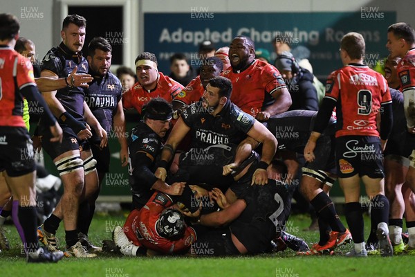 230126 - Ospreys v Emirates Lions - United Rugby Championship - Ospreys players push over for a try