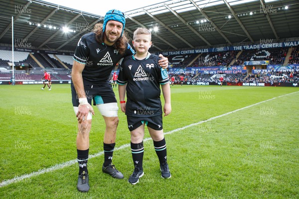 300324 - Ospreys v Emirates Lions - United Rugby Championship - Justin Tipuric of Ospreys with mascot before the match