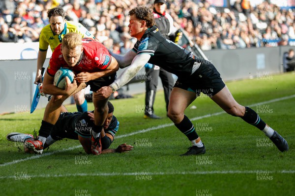 300324 - Ospreys v Emirates Lions - United Rugby Championship - Richard Kriel of Emirates Lions scores a try 