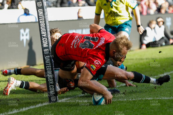 300324 - Ospreys v Emirates Lions - United Rugby Championship - Richard Kriel of Emirates Lions scores a try