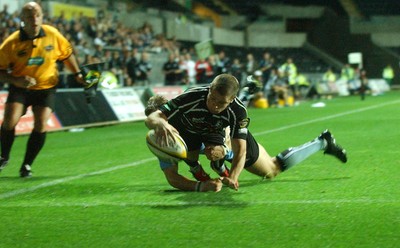 13.10.06 - Neath Swansea Ospreys v Glasgow Warriors - Ospreys Shane Williams dives in for try dispite tackle from Thom Evans 