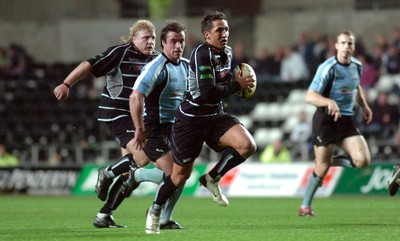 13.10.06 - Neath Swansea Ospreys v Glasgow Warriors - Ospreys Gavin Henson gets into space 