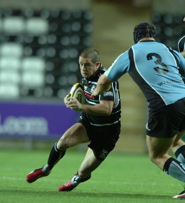 13.10.06  Ospreys v Gasgow  Ospreys Shane Williams takes on Euan Murray.  