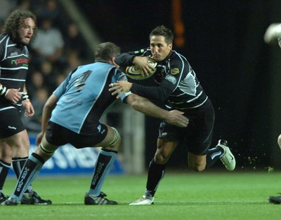 13.10.06  Ospreys v Gasgow  Ospreys Gavin Henson gets past Andy newman  