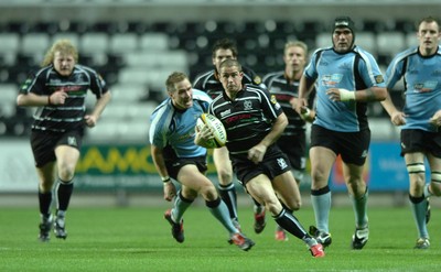 13.10.06  Ospreys v Gasgow  Ospreys Shane Williams sets off on a break leaving as Thom Evans chases.   