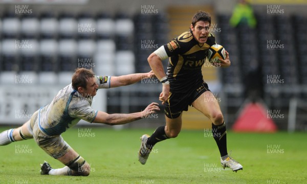 14.05.10 - Ospreys v Glasgow - Magners League Play-Off Semi Final - Dan Biggar of Ospreys beats Alastair Kellock of Glasgow. 