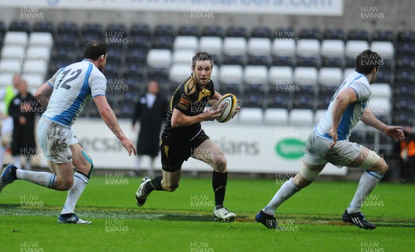 14.05.10 - Magners League Play Off Semi Final, Ospreys v Glasgow Warriors Andrew Bishop of Ospreys looks for a way pasy Graeme Morrison and John Beattie of Glasgow 