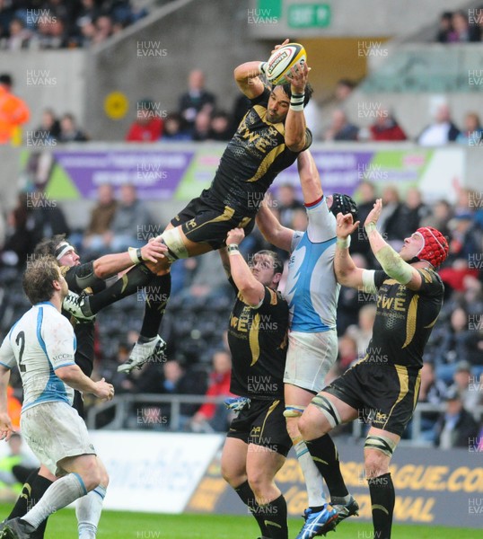 14.05.10 - Magners League Play Off Semi Final, Ospreys v Glasgow Warriors Jonathan Thomas of Ospreys takes a high ball 