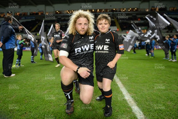 291113 - Ospreys v Glasgow - RaboDirect PRO12 -Duncan Jones with mascot