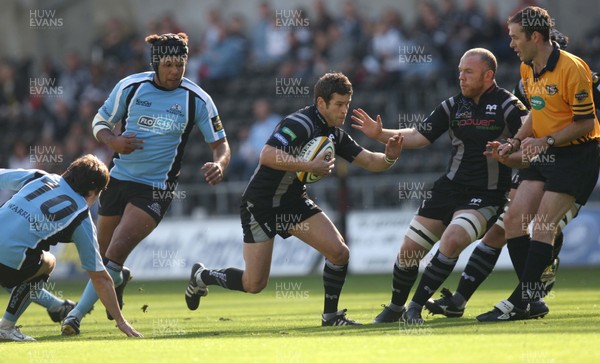 30.09.07 - Ospreys v Glasgow Warriors, Magners League Ospreys Jonathan  Vaughton looks for a gap in the Glasgow line 