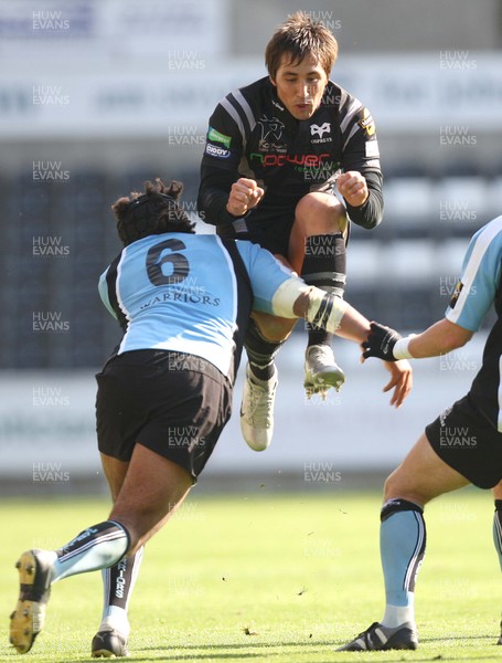 30.09.07 - Ospreys v Glasgow Warriors, Magners League Ospreys Gavin Henson is tackled by Stevie Swindall 